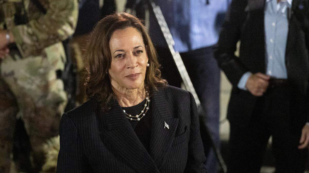 La vicepresidenta Kamala Harris se prepara para saludar a los tres prisioneros estadounidenses liberados por Rusia, en la Base Aérea Andrews, en Maryland, el jueves 1 de agosto de 2024.