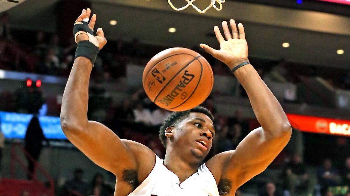 Hassan Whitside clava la pelota por el Heat en el primer cuarto del partido ante los Raptors, el 23 de marzo del 2017 en Miami.