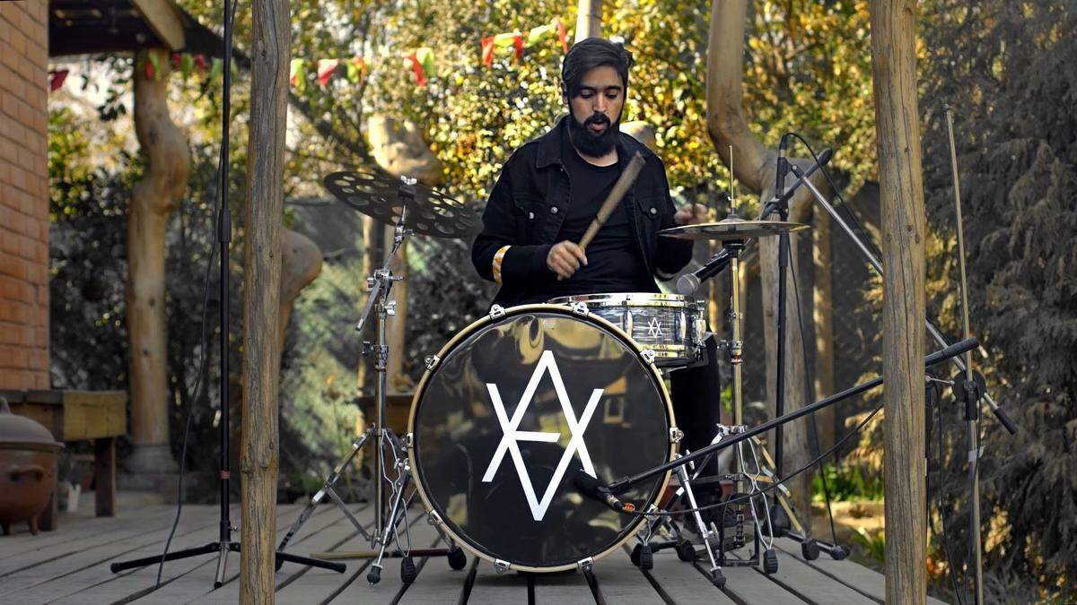 Nicolás Benítez, percusionista de la banda chilena Automático.