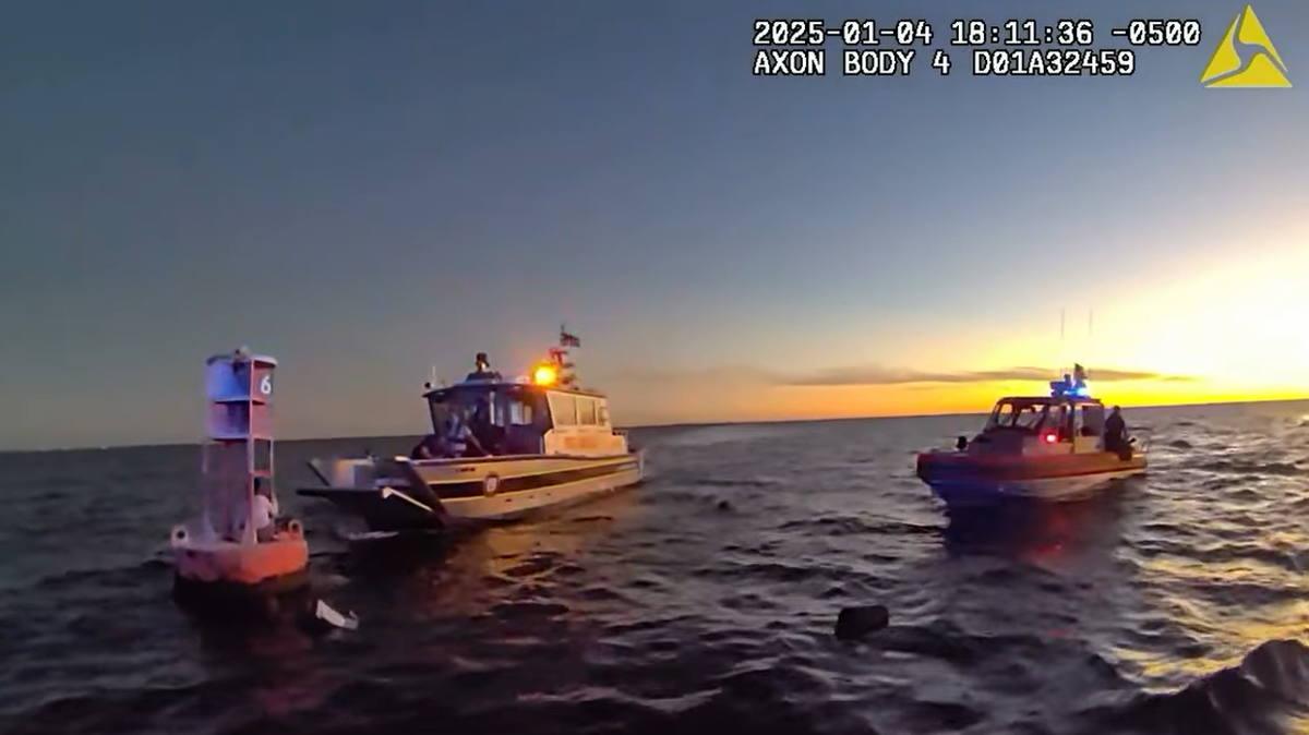 Rescatan a dos personas y a un perro sujetadas de una boya tras hundirse el bote en que navegaban.