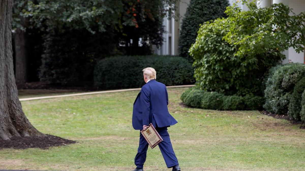 El presidente de los Estados Unidos, Donald J. Trump, camina hacia la Oficina Oval el 26 de septiembre de 2019.