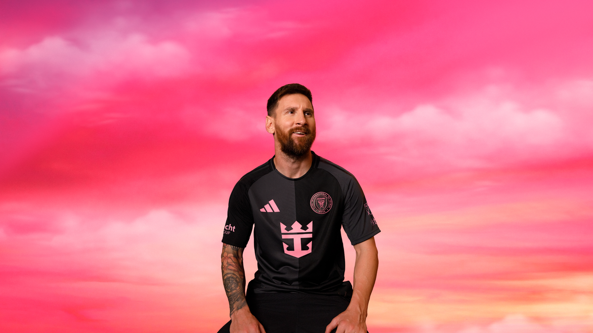 El capitán del Inter Miami CF posa con la nueva camisa de visitante del Club, Fortitude, que proviene de la palabra “Fortis”, que significa fuerza, y la palabra fortaleza, que representa resiliencia y determinación. Juntas, esas ideas captan el fuerte espíritu del equipo, los aficionados y la comunidad que los apoya.