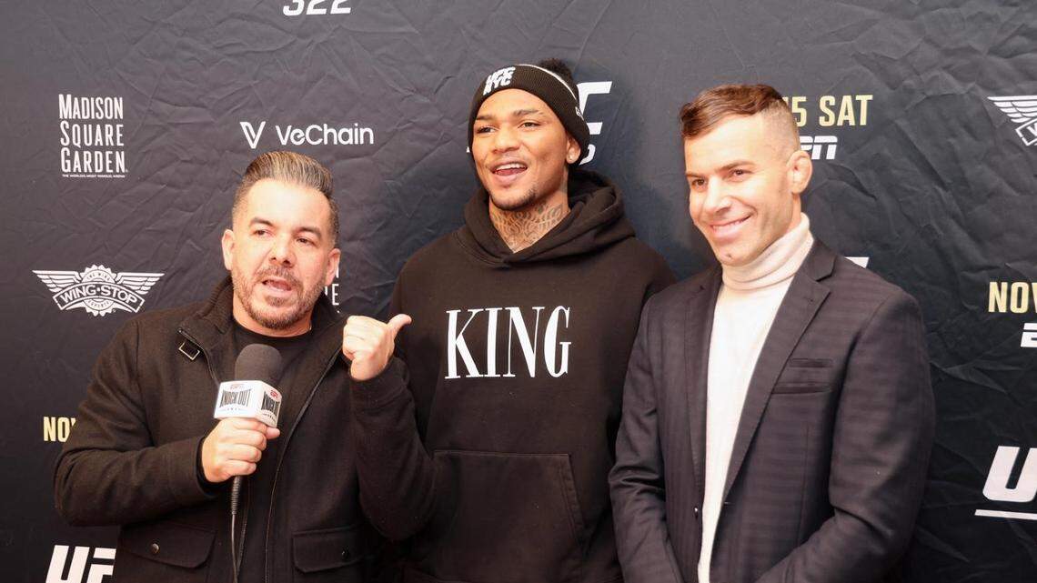 Michael Morales (centro), quien este sábado enfrenta a Sean Brady en la UFC 322, responde preguntas a los comentaristas de ESPN Knockout Andrés Bermúdez (izq.) y Tonga Reyno.
