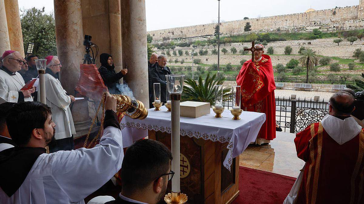 El Patriarca Latino de Jerusalén, el cardenal Pierbattista Pizzaballa, preside un servicio de oración para conmemorar el Domingo de Ramos en Jerusalén, el domingo 29 de marzo de 2026, tras la cancelación de la tradicional procesión del Domingo de Ramos desde el Monte de los Olivos, en medio de las restricciones a las reuniones de grandes grupos y de la guerra entre Estados Unidos e Israel contra Irán.