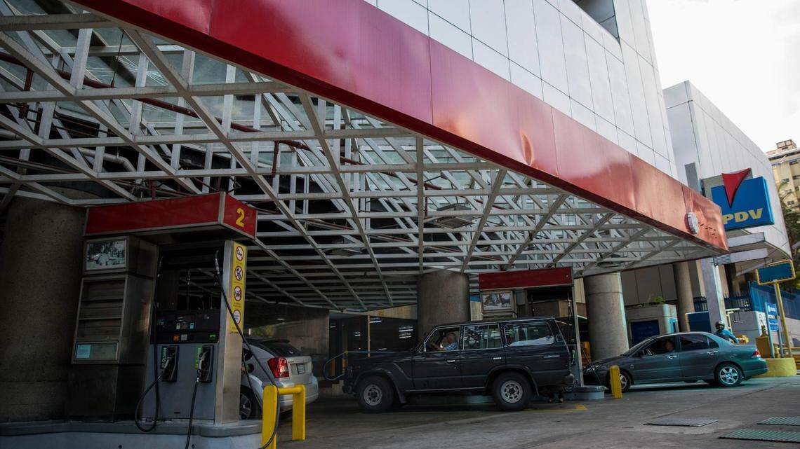 Una estación de servicio de gasolina de Petróleos de Venezuela en Caracas, Venezuela. Foto de archivo. 