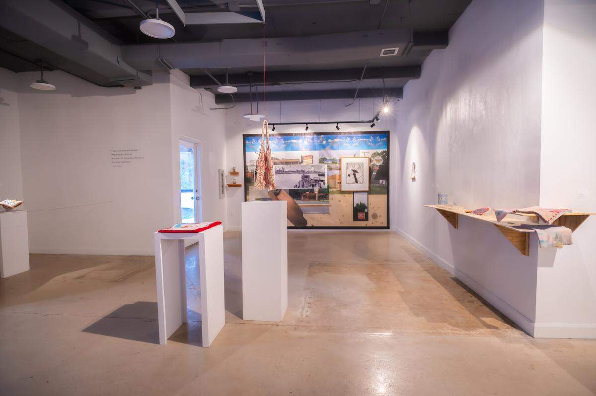 Vista de obras en sala de la muestra “Thread Upon Thread” en MIFA, Miami, 2025.