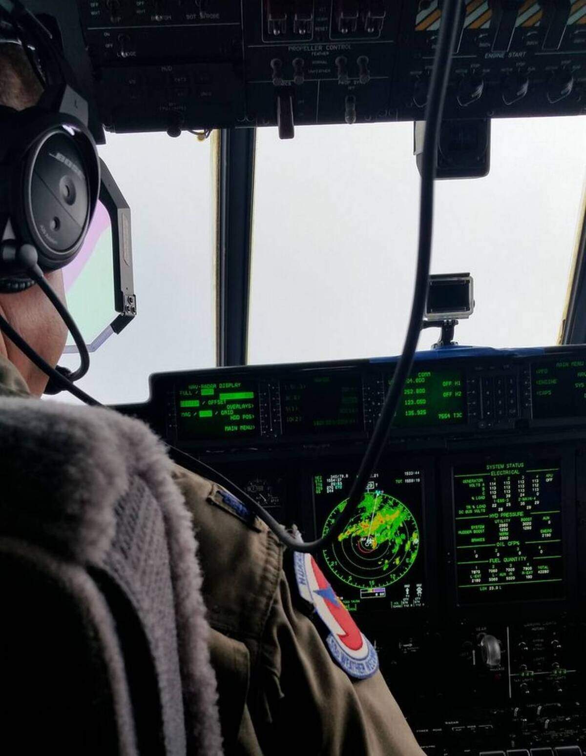 El teniente coronel Sean Cross, del Escuadrón de Reconocimiento Meteorológico, pilotea un avión cazahuracanes hasta el ojo de la tormenta Michael el 10 de octubre del 2018.