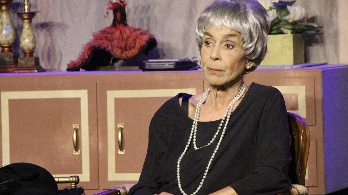 Marta Velasco, que en tres producciones anteriores de la obra de Luis Santeiro “La Señora de La Habana” había asumido el papel de Marita, interpreta ahora el personaje de Beba, la madre, que llega de Cuba al reencuentro con su hija. 