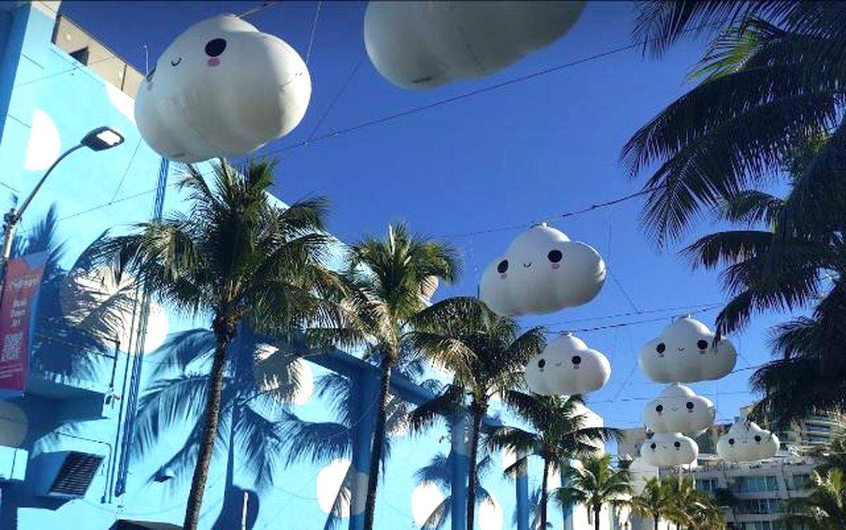 Arte público temporal de la ciudad de Miami Beach a lo largo de Española Way.