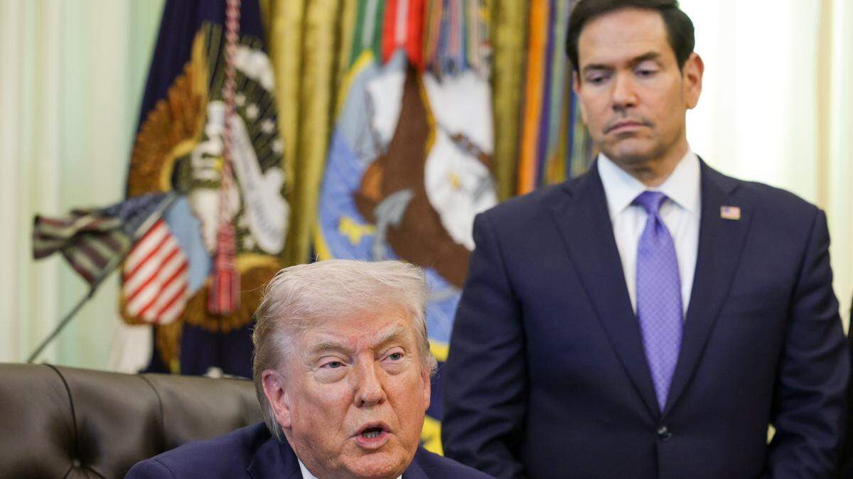 El presidente de Estados Unidos, Donald Trump (izq.), y el secretario de Estado, Marco Rubio, durante una reunión en el Despacho Oval de la Casa Blanca el 23 de abril de 2026 en Washington, DC.