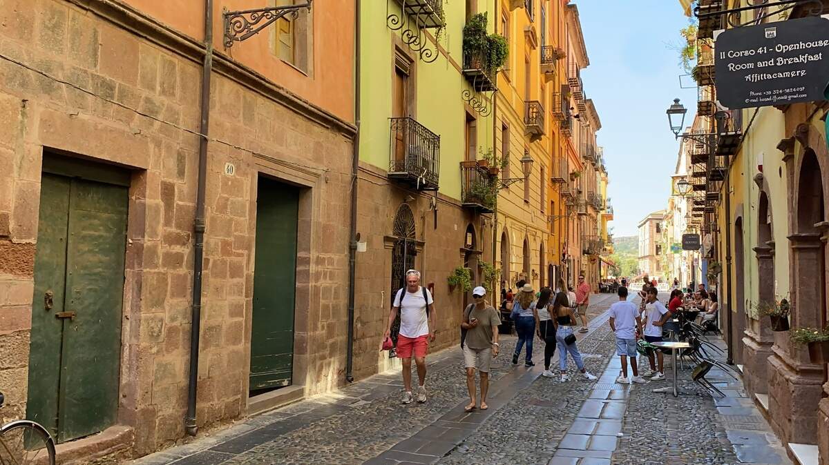 Calle de Bosa en Cerdeña.