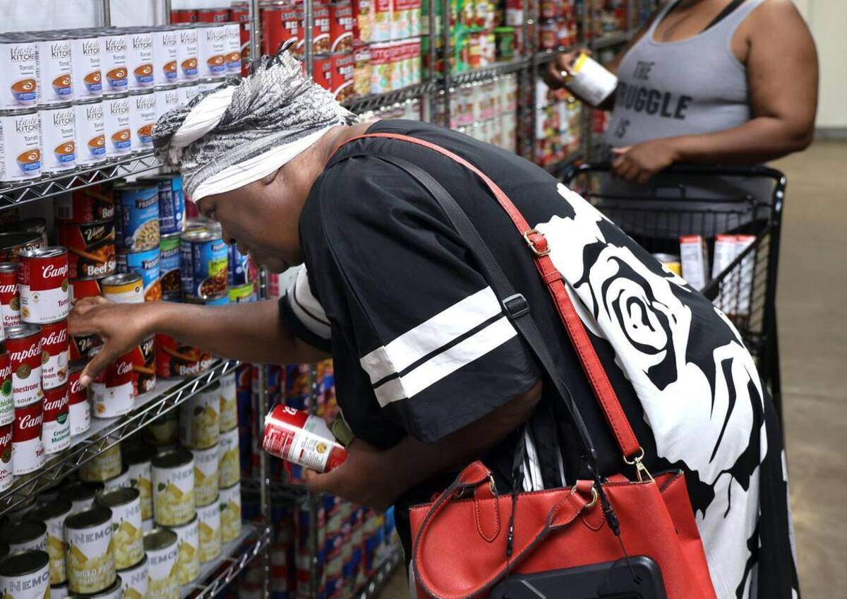 Jackie Brown, de 57 años, compra productos enlatados en una tienda de Feeding South Florida Pembroke Park on Wednesday.