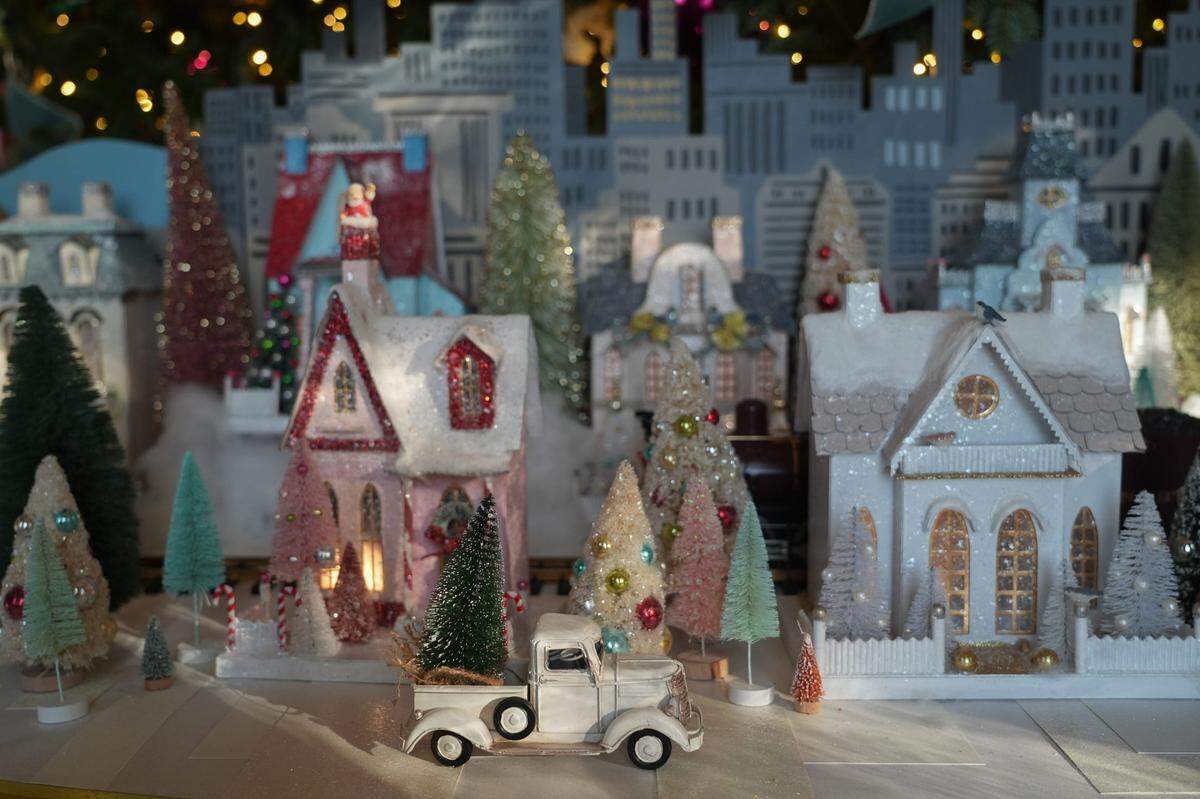 Más de 350 velas, 33,900 adornos, 22,100 campanas y 98 árboles de Navidad decoran desde el lunes 27 de noviembre de 2023 los salones de la residencia presidencial como parte de una tradición con varias décadas de historia.