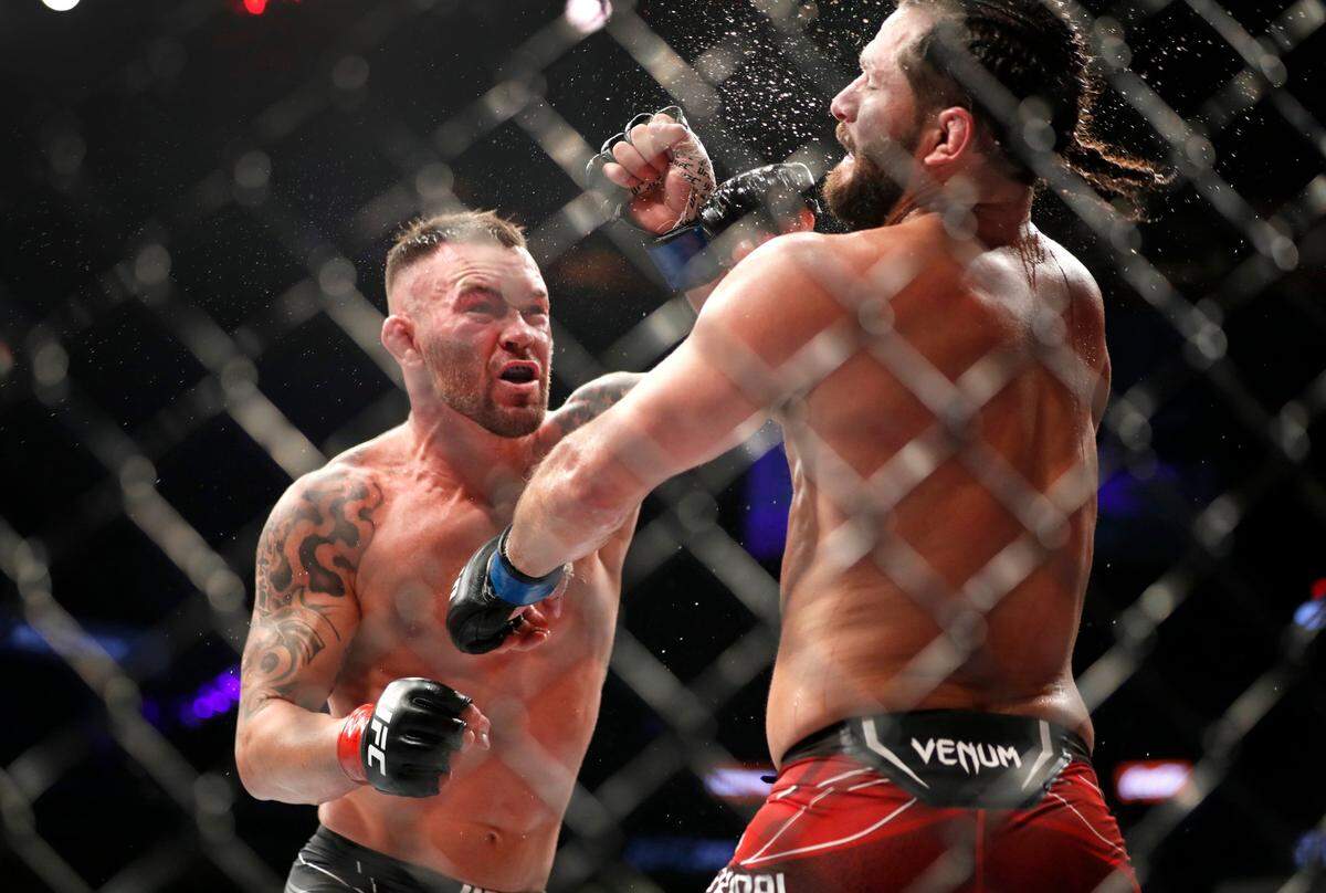 Colby Covington (izq.) conecta en el rostro de Jorge Masvidal en el quinto round de la pelea estelar de la UFC 272, celebrada el 5 de marzo de 2022 en el T-Mobile Arena en Las Vegas.