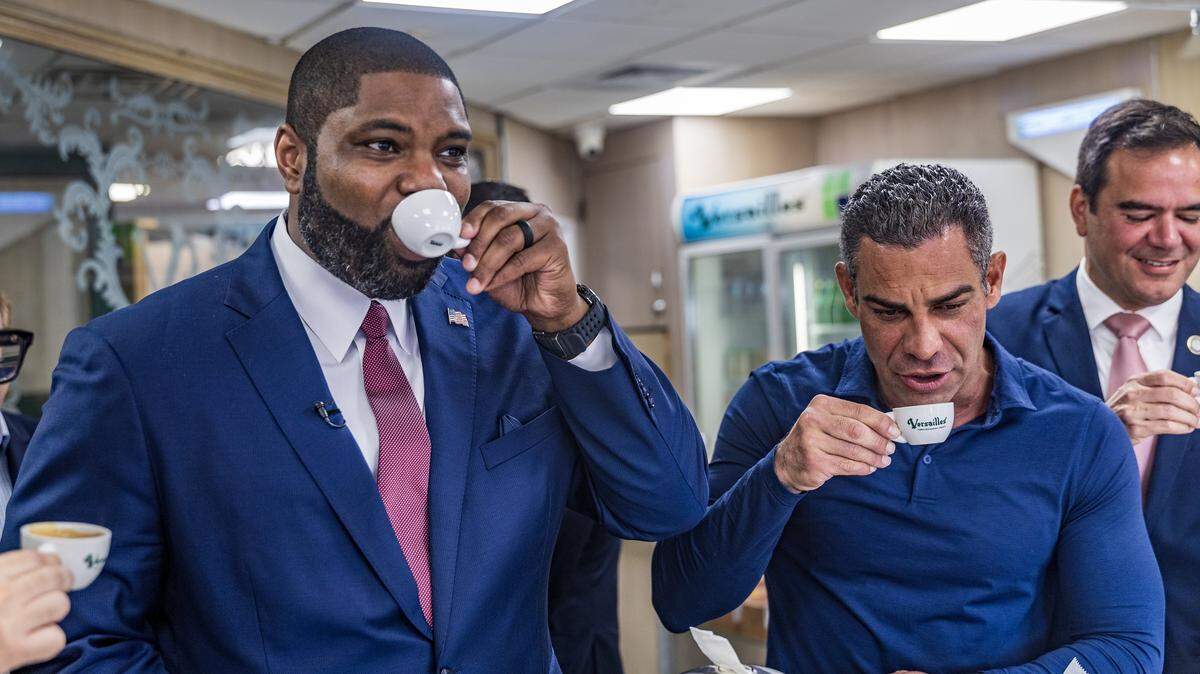 El candidato a gobernador de Florida Byron Donalds, izquierda, toma el lunes un café junto al exalcalde de Miami Francias Suárea en el restaurante Versailles.