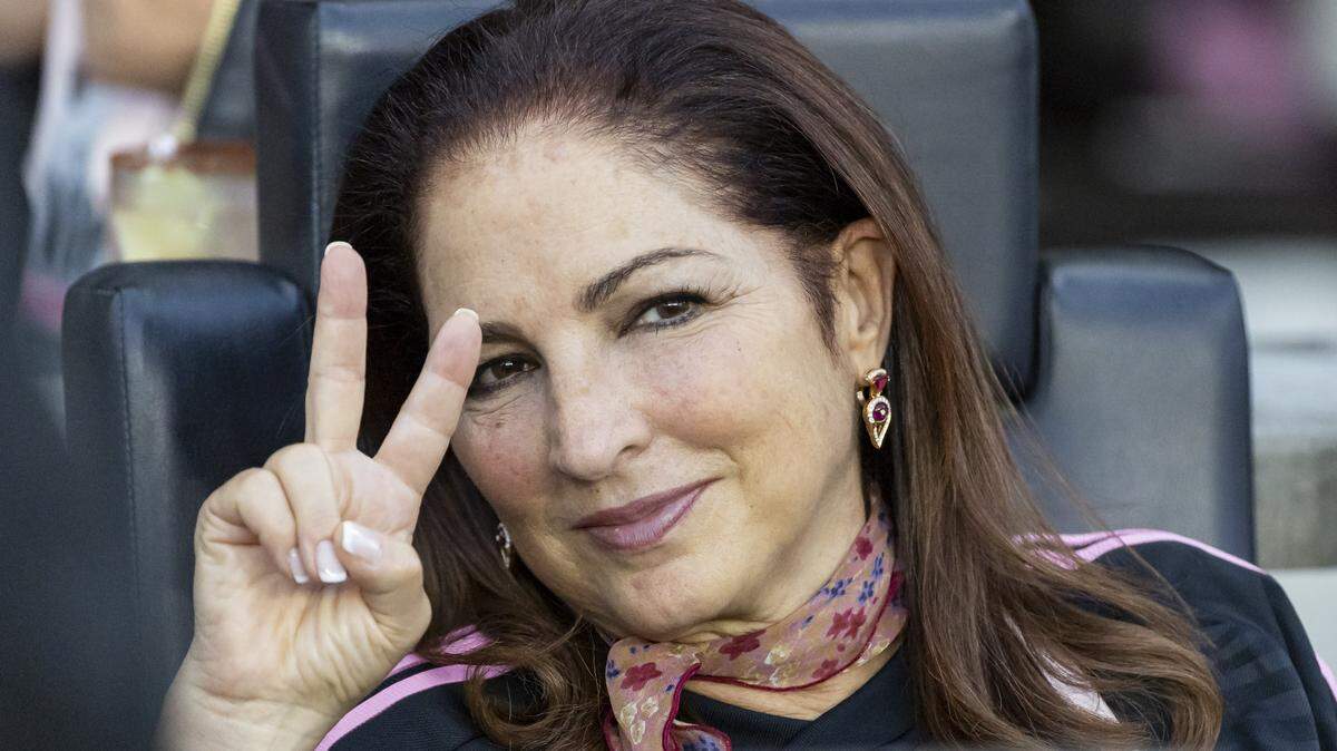 Foto de archivo de la cantante cubanoamericana Gloria Estefan saludando durante un partido del Inter Miami, en el DRV PNK Stadium en Fort Lauderdale, Florida, el miércoles 30 de agosto de 2023.