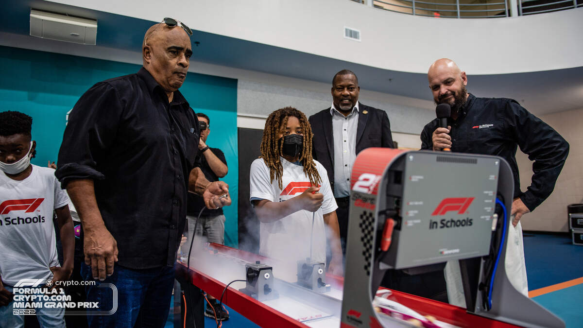 El legendario piloto Willy T Ribbs se convirtió en mentor de los estudiantes del programa F1 en las Escuelas en Miami Gardens.
