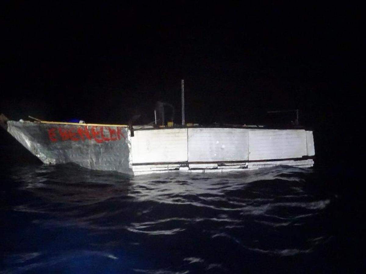 Embarcación rústica de migrantes cubanos que fueron interceptados frente a los Cayos de la Florida.