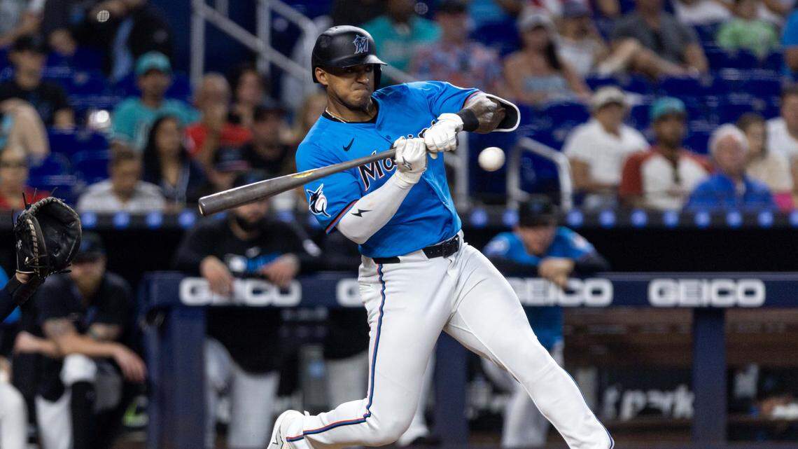 Los Marlins envían a uno de sus jardineros a Cincinnati. ¿Qué reciben a cambio?