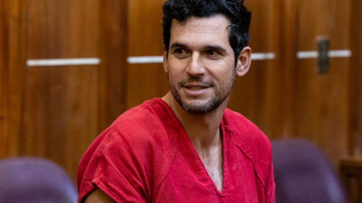 Oren Alexander, de 37 años, asiste a su audiencia de fianza en el edificio de justicia Richard E. Gerstein el jueves 13 de diciembre de 2024, en Miami, Florida. Oren, junto con su hermano gemelo Alon Alexander, enfrenta múltiples cargos estatales y federales, incluidos tráfico sexual y violación.