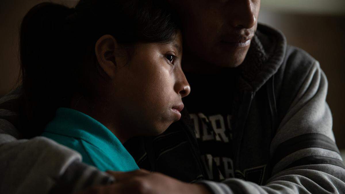 Clemente y su hija Wendy, de 15 años, huyeron de la violencia de las pandillas de Guatemala y fueron separados al llegar a la frontera y pedir asilo.