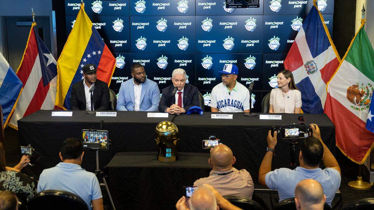 De izquierda a derecha: Andruw Jones, Jedrek Magdalena, Juan Francisco Puello, Marvin Benard y Caroline O’Connor asisten a una conferencia de prensa de la Serie del Caribe en el parque loanDepot el sábado 29 de abril de 2023, en Miami, Florida. El evento se celebró para presentar al Equipo de Nicaragua y al Equipo de Curazao, los dos equipos invitados que se unirán a República Dominicana, México, Puerto Rico y Venezuela en la Serie del Caribe 2024.