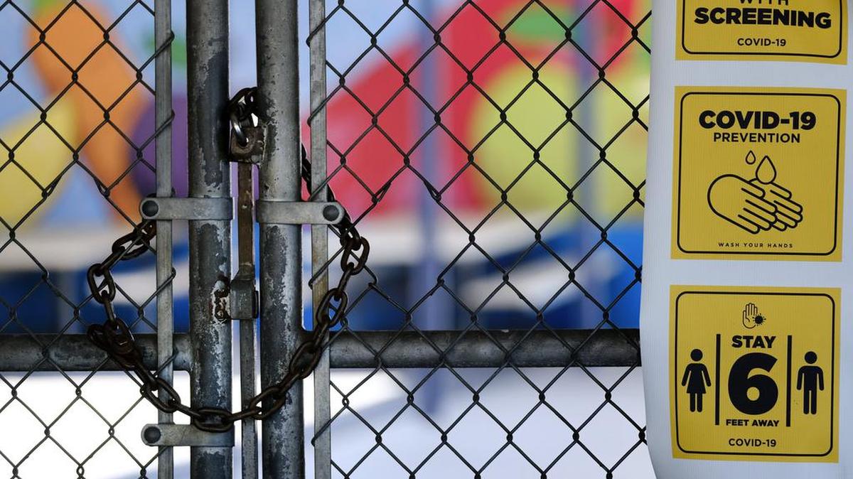 ARCHIVO - En esta foto de archivo del 13 de julio de 2020, se ve una cerradura de cerca de alambre en una puerta en una escuela primaria Ranchito cerrada en la sección del Valle de San Fernando de Los Ángeles. El gobernador de California, Gavin Newsom, estableció criterios estrictos el viernes 17 de julio de 2020 para las reaperturas escolares que hacen improbable que la gran mayoría de los distritos tengan instrucción en el aula en el otoño a medida que la pandemia de coronavirus aumente. (Foto AP / Richard Vogel, archivo)
