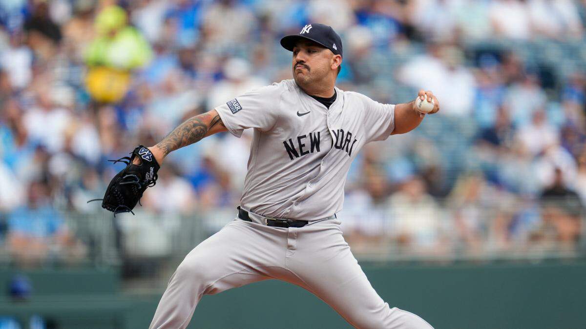 El abridor de los Yankees de Nueva York Néstor Cortés lanza en un partido ante los Reales, celebrado el 13 de junio de 2024 en Kansas City.