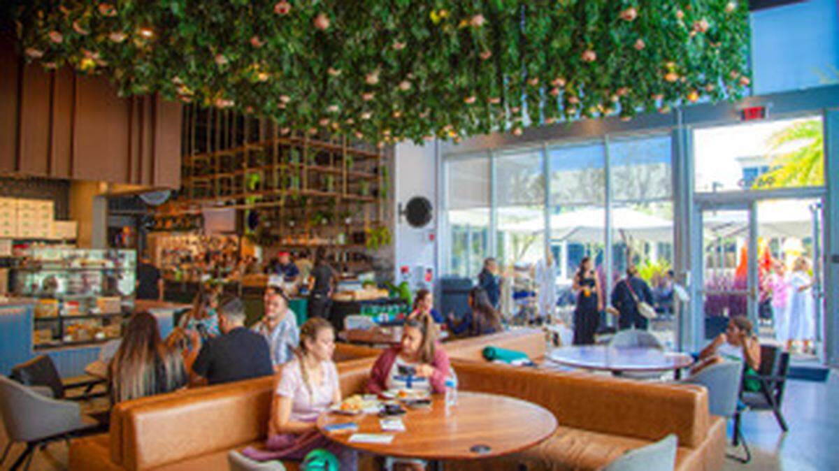 El salón gastronómico de Shoma Bazaar cuenta con 15 proveedores dirigidos por algunos de los mejores chefs del sur de Florida.