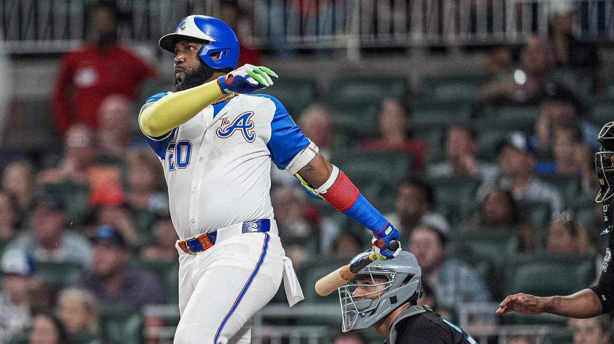 204 / 5,000 9 de agosto de 2025; Cumberland, Georgia, EE. UU.; El bateador designado de los Bravos de Atlanta, Marcell Ozuna (20), batea contra los Marlins de Miami durante la sexta entrada en el Truist Park. Crédito obligatorio: Dale Zanine-Imagn Images