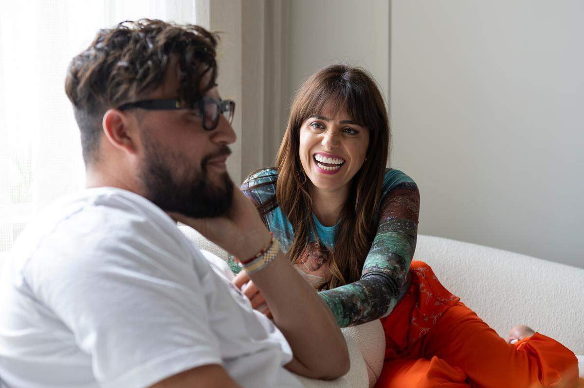 Aly Sánchez y José Mesa, cómicos e influencers de las redes sociales, ríen mientras cuentan su historia.