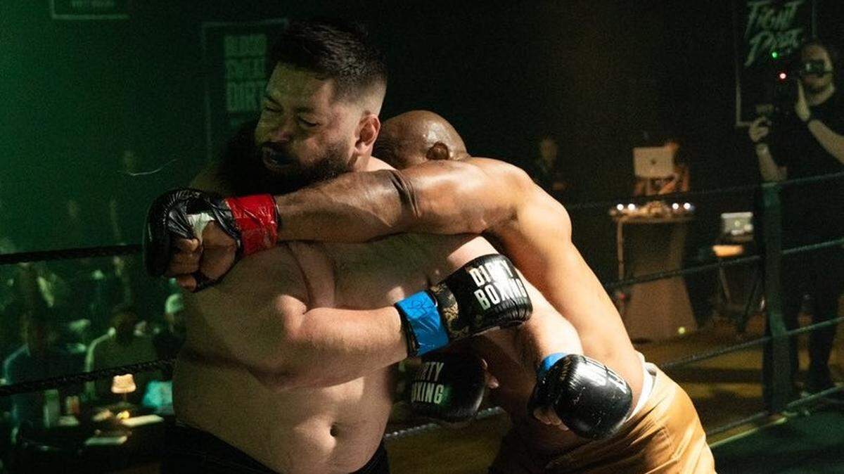 Yoel Romero (der.) venció por nocaut en el primer asalto a Duane Crespo, quien se vio totalmente sobrepasado por la habilidad, el poder y la figura imponente del guerrero de Pinar del Río.