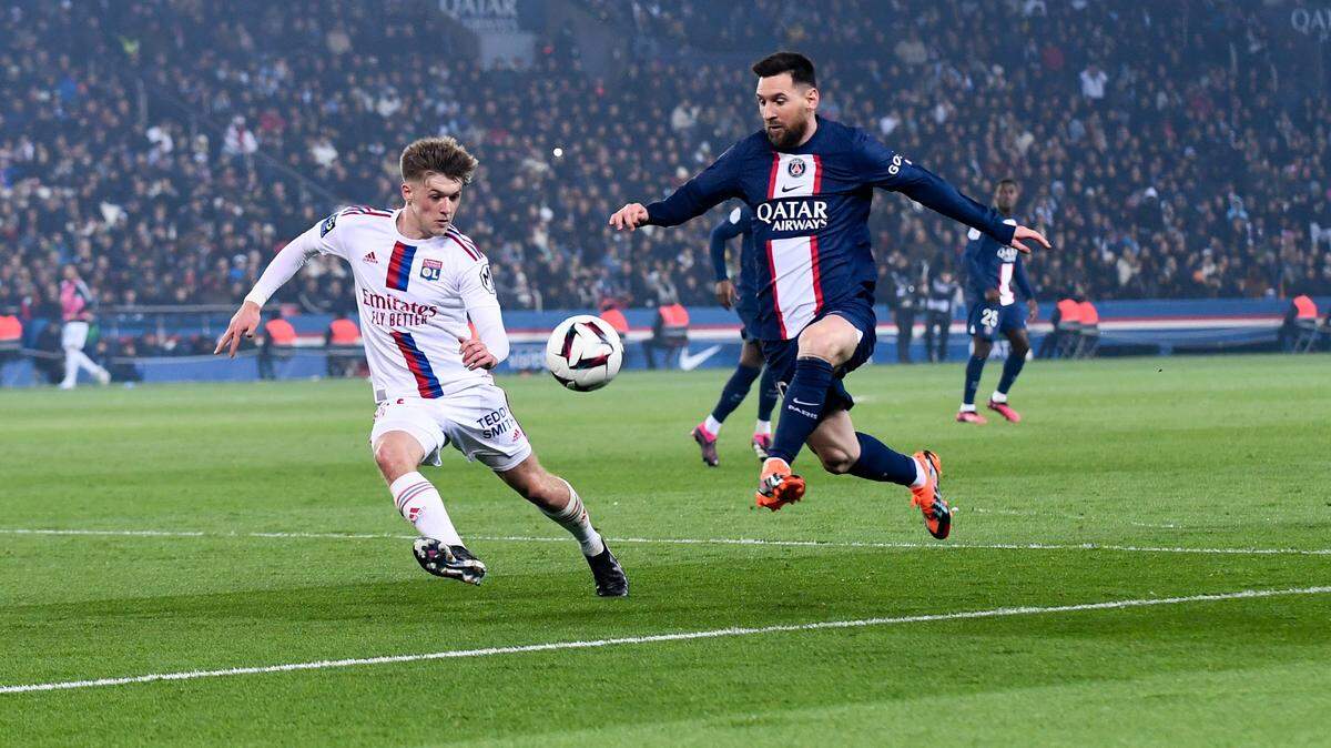 Foto de archivo. El delantero del PSG Lionel Messi (der.) conduce la pelota en el partido ante Lyon, celebrado el 2 de abril de 2023 en París.