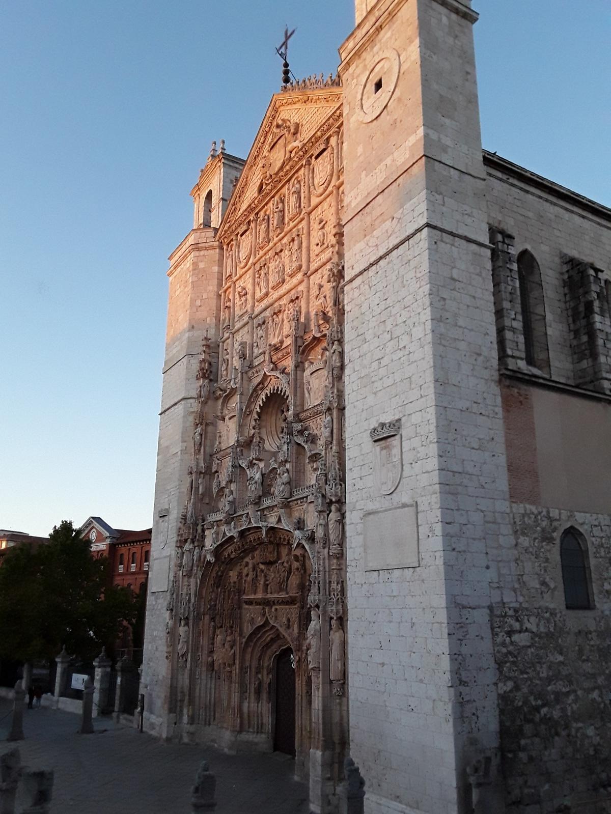 Fachada de la iglesia vallisoletana de San Pablo, con su “Retablo de piedra al aire libre”.