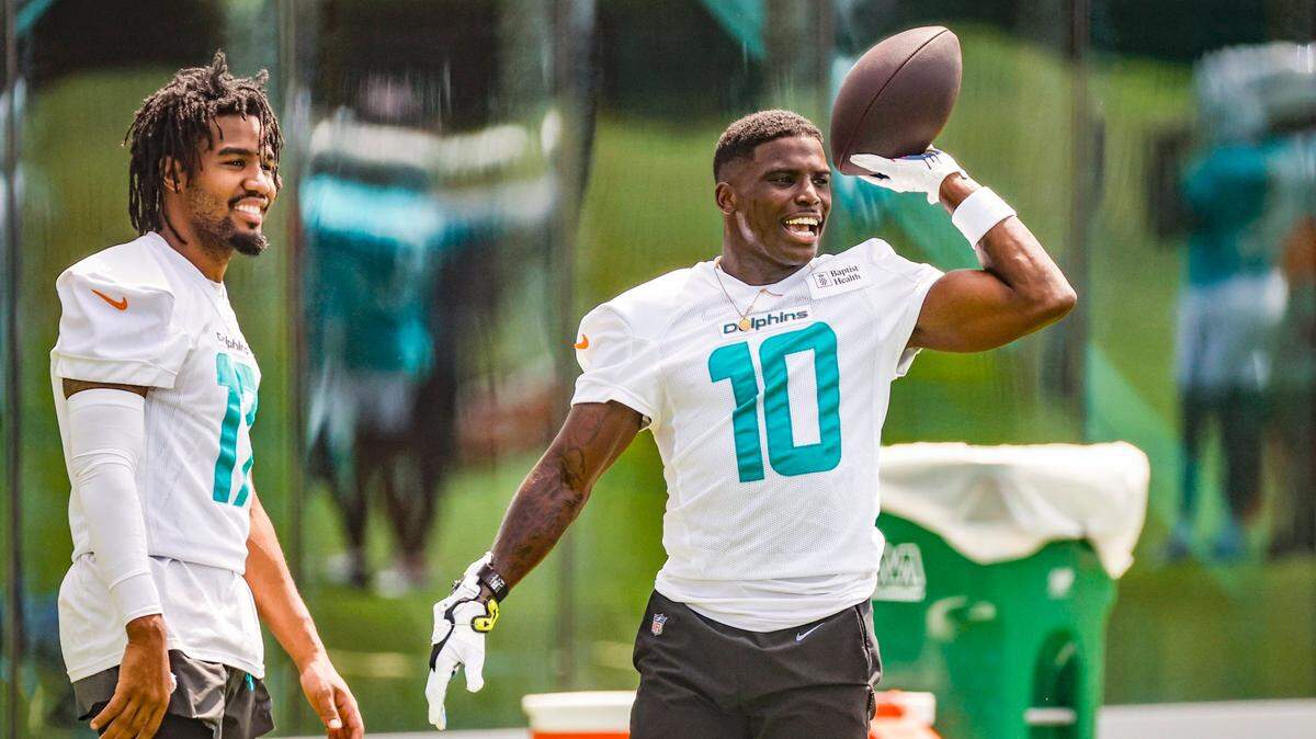 La intervención de Tyreek Hill (der.) en el caso de Jalen Ramsey puede darle un nuevo giro a la tensa situación en los Dolphins de Miami.