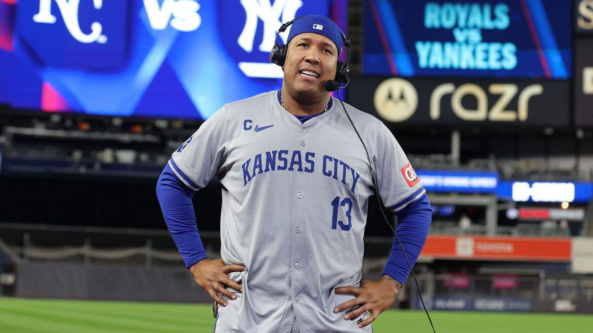 El receptor venezolano Salvador Pérez ganó el premio Roberto Clemente 2024, distinción que honra la memoria del fallecido jardinero puertorriqueño y reconoce al jugador de Grandes Ligas que mejor representa el béisbol a través de un carácter extraordinario, participación en la comunidad, filantropía y contribuciones positivas.