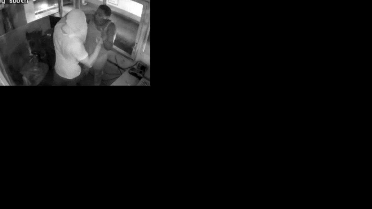 La policía de Miami Beach está pidiendo la ayuda del público para tratar de capturar a un individuo que usó un cuchillo para amenazar a la empleada de un estacionamiento municipal.