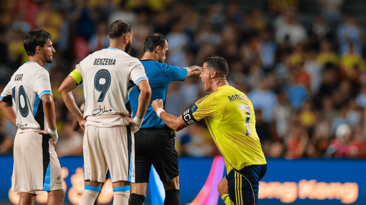 El delantero del Al Nassr Cristiano Ronaldo reacciona tras una jugada en el partido contra el Al Ittihad de Karim Benzema, en las semifinales de la Supercopa saudita celebrada el 19 de agosto de 2025 en Hong Kong.