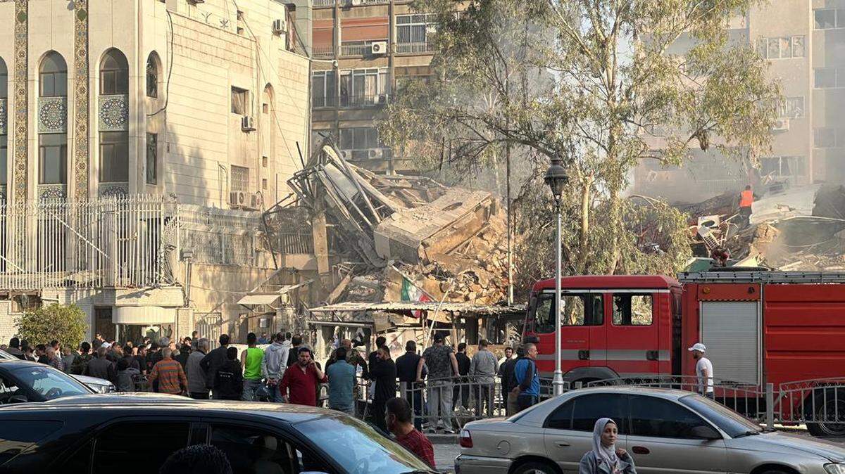 Esta foto tomada con un teléfono celular el lunes 1 de abril de 2024 muestra la sede de la embajada de Irán en Damasco, Siria, que aparentemente fue atacada por aviones de guerra israelíes.