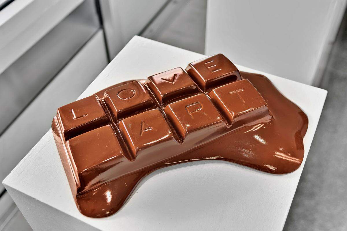 “Chocolate Savoy”, 2020 de Gian Pablo Polito Sculco. Escultura en resina, 14.17 x 11.02 x 1.97 pulgadas.