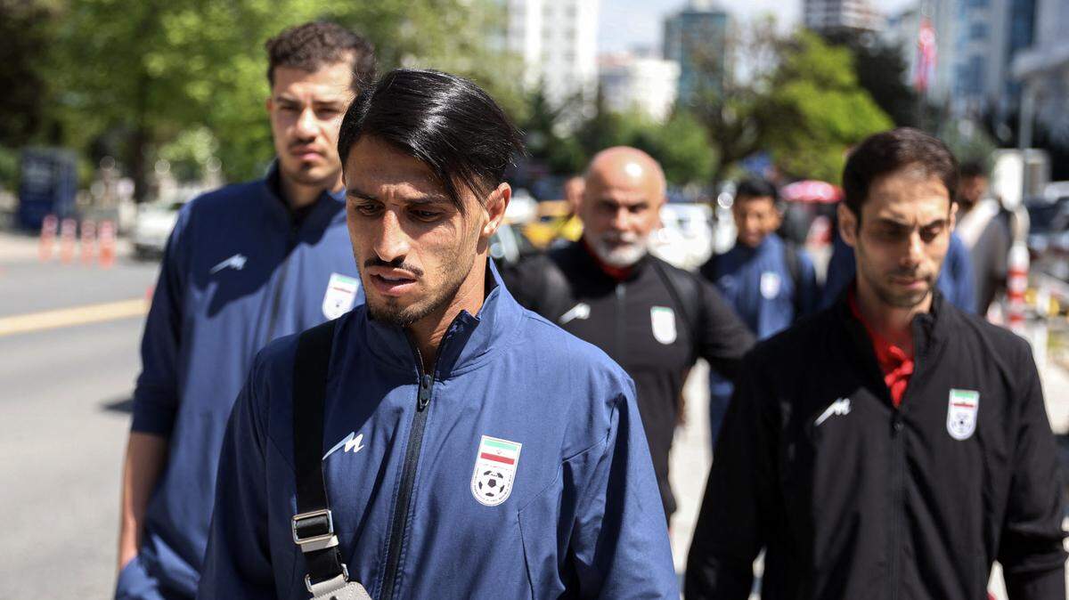 Jugadores y personal de Irán llegan a la embajada de Canadá para los procedimientos de visa antes de la Copa del Mundo, en Ankara, Turquía, el jueves 21 de mayo de 2026.