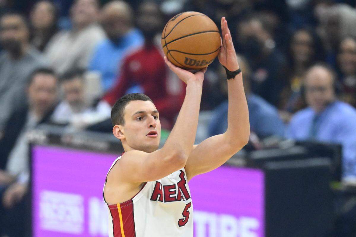 El jugador del Heat Nikola Jovic tira al aro en el partido ante los Cavaliers, celebrado el 20 de marzo de 2014 en Cleveland.