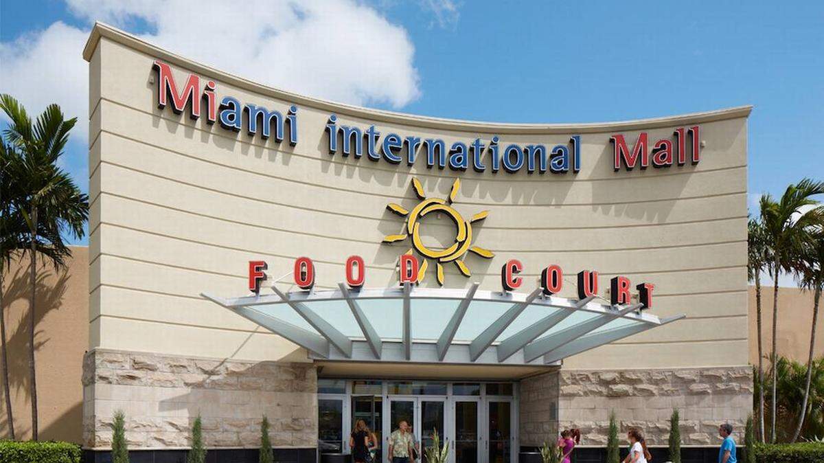 Hombre apuñala a una mujer en el Miami International Mall y luego se suicida. 