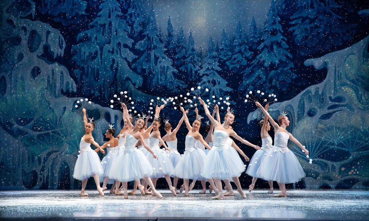 El cuerpo de baile de MCB en “The Nutcracker” de George Balanchine.