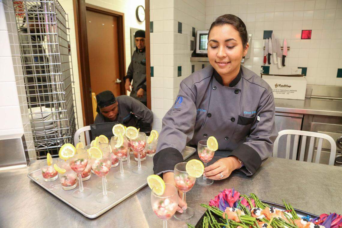 Uno de los estudiantes de los cursos de hostelería del MDC, un sector muy golpeado por el desempleo que recibe ayuda en un programa conjunto del College con el condado de Miami-Dade.