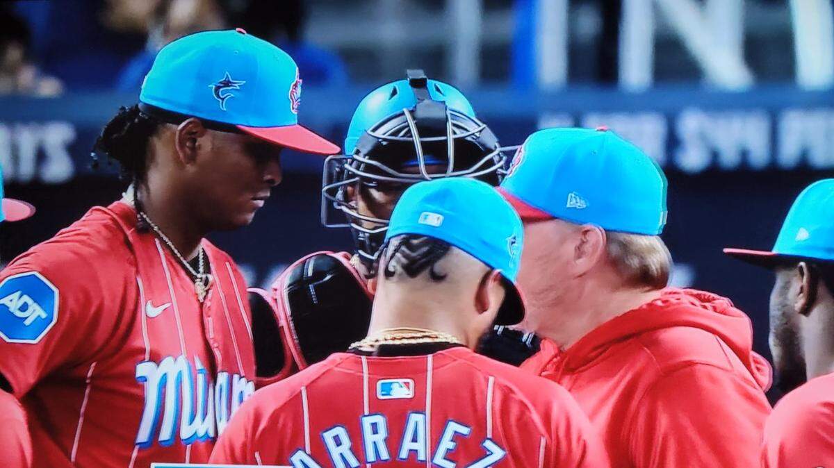 Edward Cabrera es visitado en el box antes de que permita un grand slam que cambia la fortuna del juego.