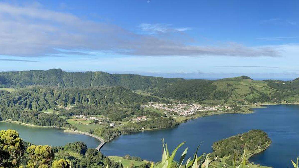 Panorámica de Laguna Verde y Laguna Azul, San Miguel, Azores.
