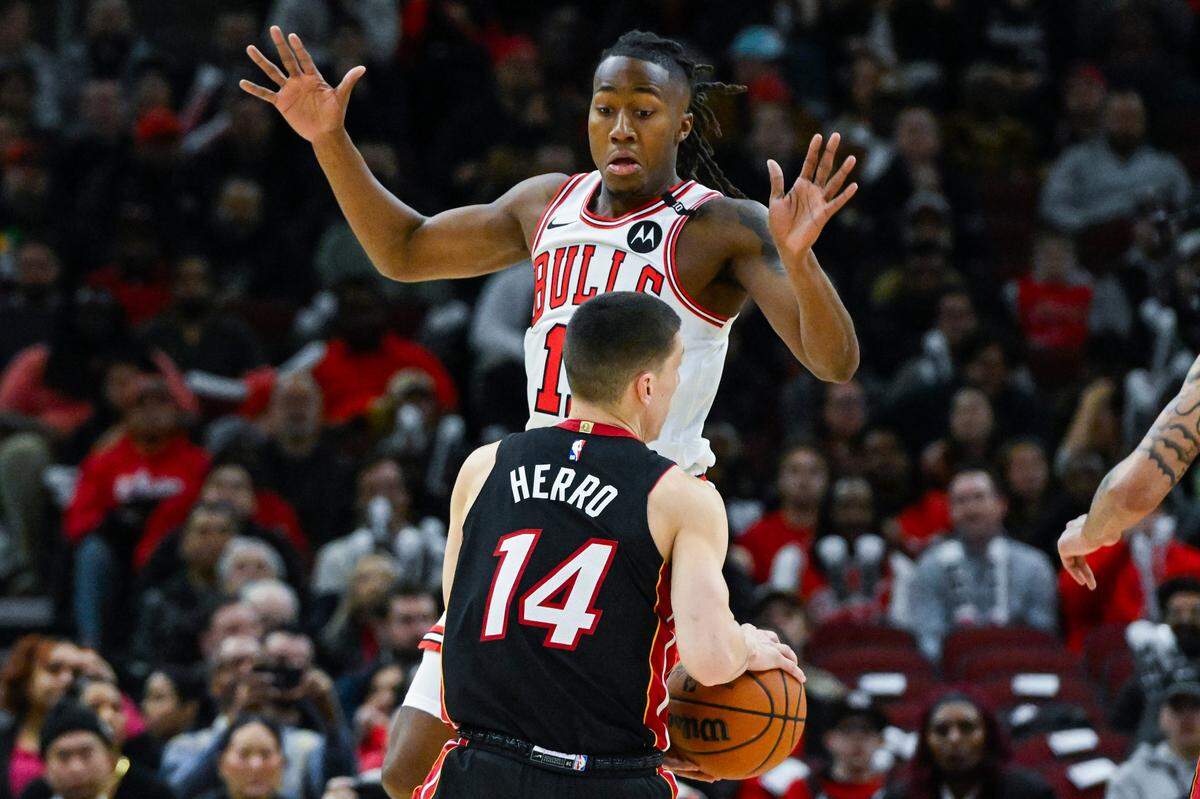 El jugador de los Bulls Ayo Dosunmu (11) trata de detener a Tyler Herro, del Heat de Miami, en el partido celebrado el 4 de febrero de 2025 en Chicago.