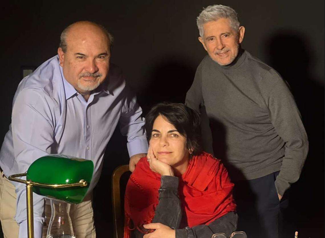 De izquierda a derecha, Osvaldo Stróngoli, Grettel Trujillo y Xavier Coronel, los actores que dan vida a la obra “Cartas de amor”. Trujillo actúa en las seis funciones programadas, mientras que Stróngoli y Coronel alternan en el papel de Andy. 