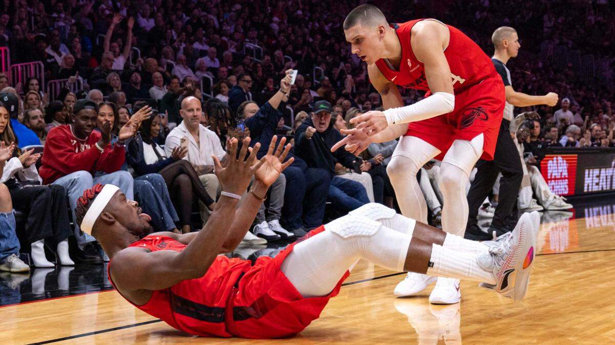 El escolta del Heat Tyler Herro (14) reacciona con su compañero de equipo Jimmy Butler (22) después de que este anotara una canasta durante la primera mitad del partido de la NBA, celebrado el  24 de noviembre de 2024 en el Kaseya Center de Miami, Florida.
